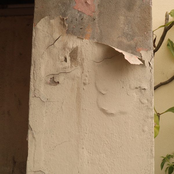 The damaged wall is visible to the internal steel bar. The plaster should be repaired With mortar to make it work.